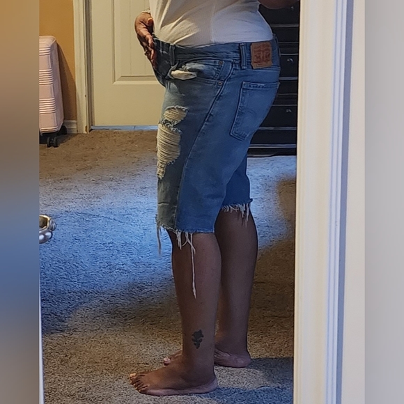 Men's Distresses Levi's shorts - Picture 3 of 3